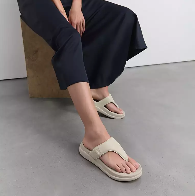 Fitflop Women's F-Mode Go Adjustable Toe Post Sandal in Paris Beige