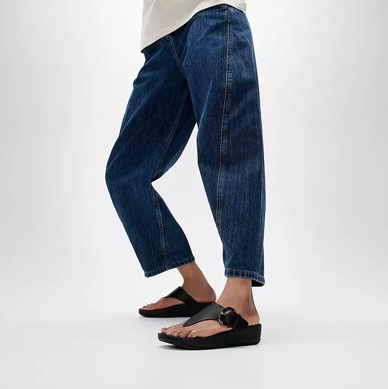 Fitflop Women's Lulu Resin Buckle Leather Toe Post Sandal in All Black