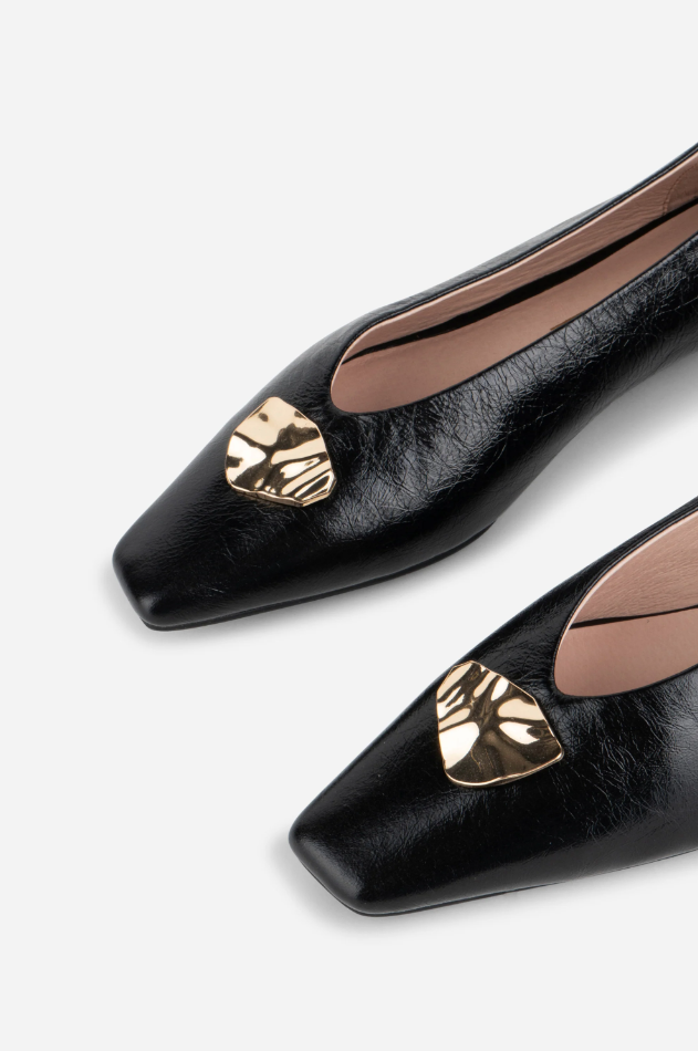 Intentionally Blank Women's Celda in Black