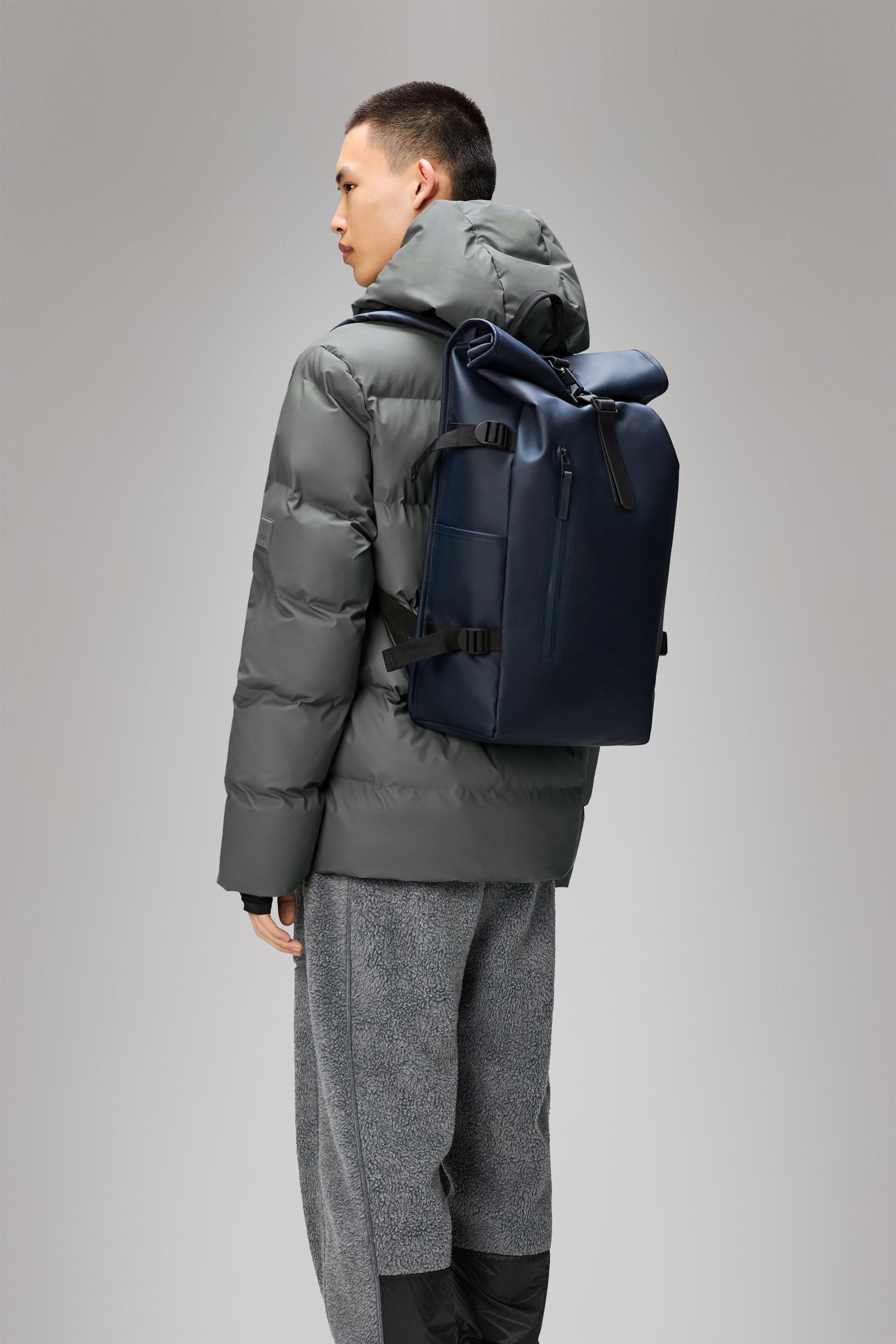 Rains Rolltop Rucksack Large in Navy