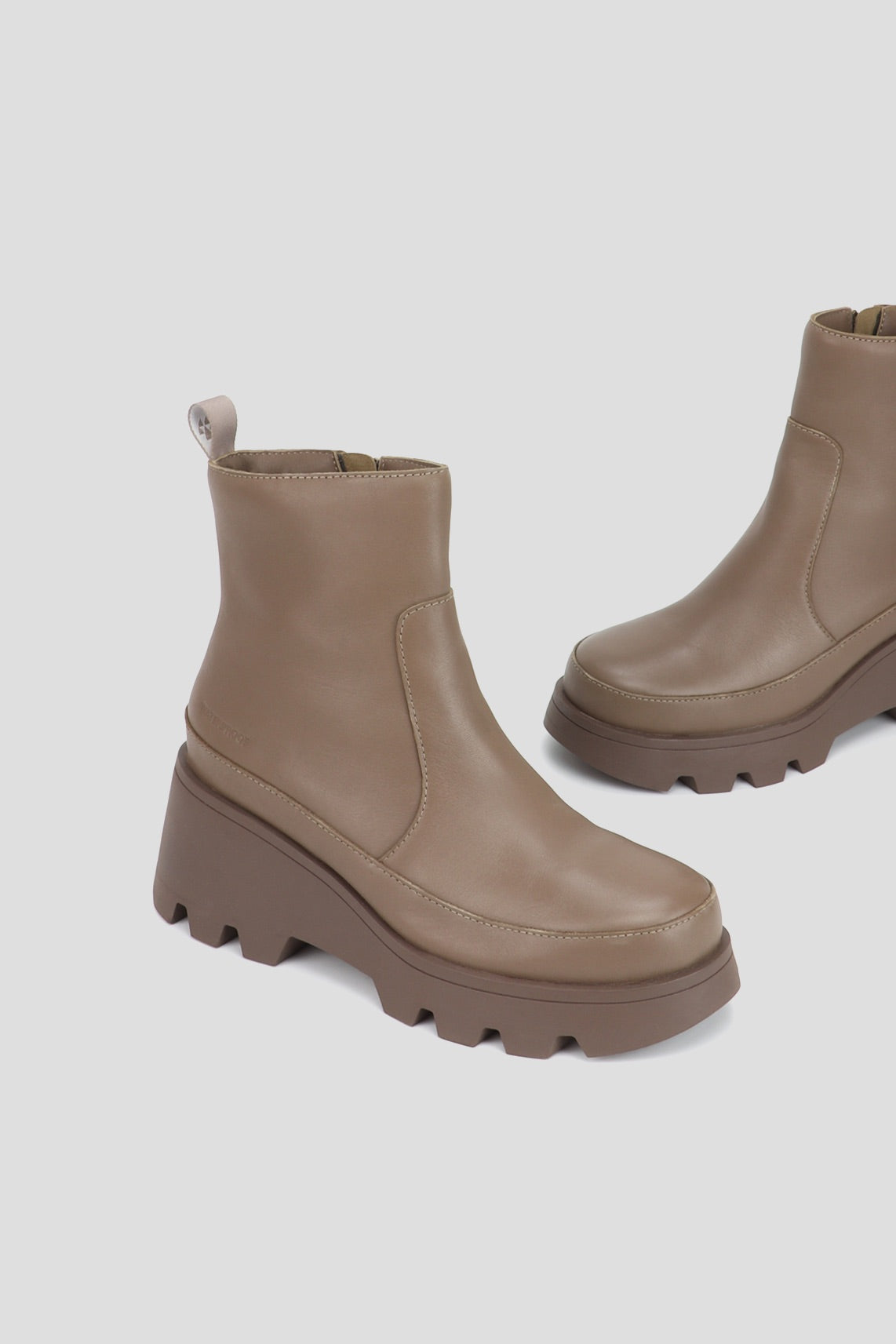 Cougar Women's Villa In Almond M