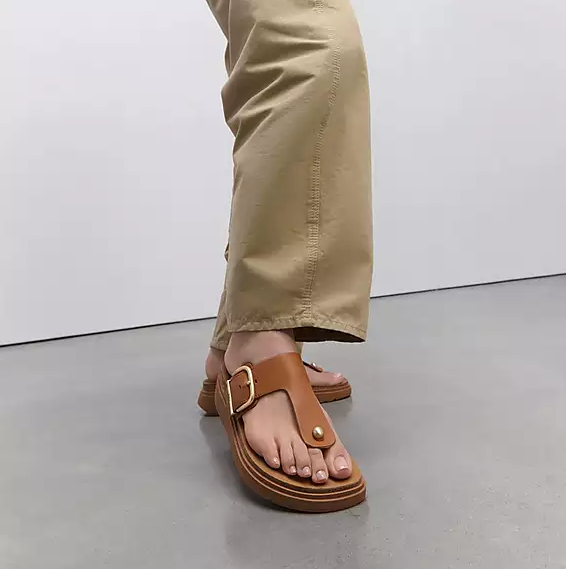 Fitflop Women's Gen-FF Buckle Leather Toe Post Sandal in Light Tan