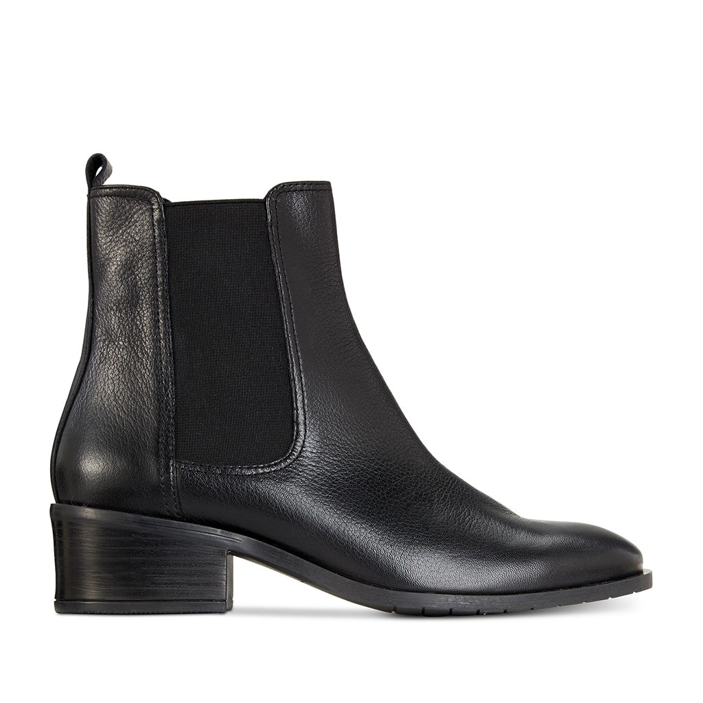 Kenneth Cole Women's Salt Chelsea Boots in Black