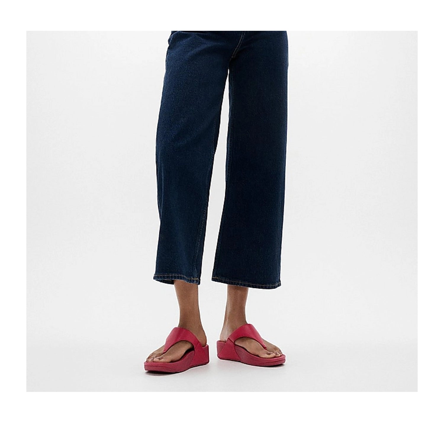 Fitflop Women's Lulu Leather Toe Post Sandal in Redberry